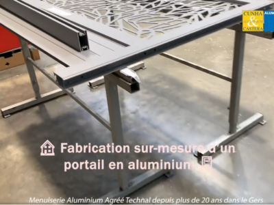 Mardi matin, direction notre atelier. Aujourd'hui, nous fabriquons un portail sur-mesure en aluminium pour un particulier dans le Gers.