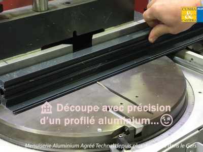 Découpe de précision d'un profilé en aluminium en cours !