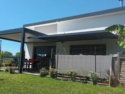 Après avoir fabriqué, installé, posé cette magnifique pergola en aluminium à lames orientables, voici nos clients équipés d'un store banne extérieur Markilux !