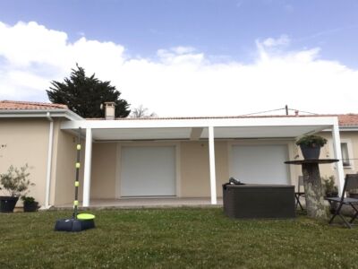 C'est reparti avec la fabrication et la pose de cette magnifique pergola bioclimatique à lames orientables de plus de 25 m²