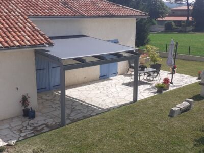 🌞 La pergola vitrée en aluminium avec stores : Confort et élégance en toute saison 🏡