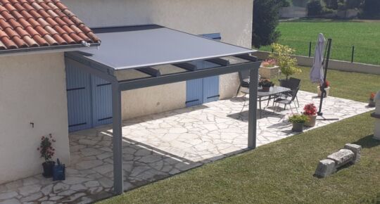 Pergola vitrée en aluminium avec stores pour terrasse à Auch