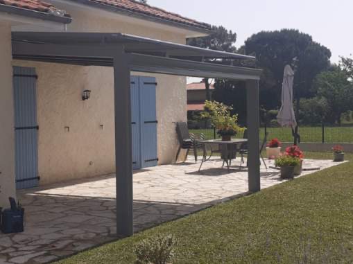 Pergola vitrée en aluminium design moderne avec stores à Auch