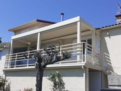 🌞 Une terrasse sublimée avec une pergola bioclimatique et un garde-corps en aluminium !