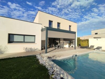 🏡 Une pergola bioclimatique d'exception face à une piscine de rêve ! ☀️💦